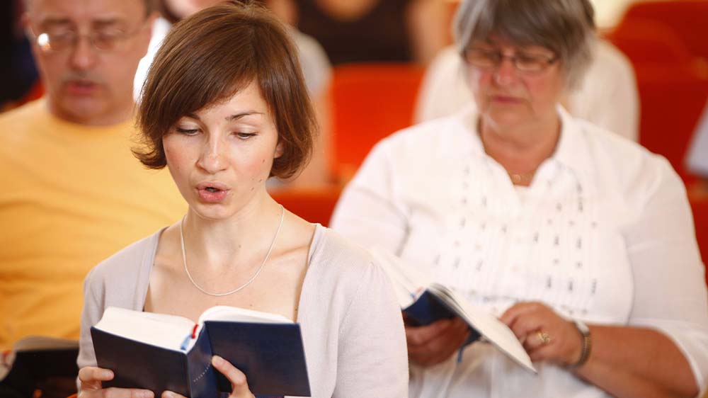Singen in der Kirche verbindet: Das digitale Erprobungsgesangbuch der EKD mit 160 Liedern und rund 100 Texten ist seit dem Reformationstag online verfügbar und dient der Vorbereitung auf das neue Evangelische Gesangbuch 2028