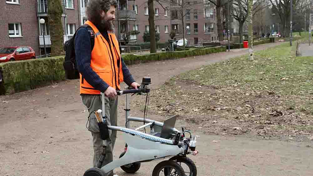 André Rabe testet den digitalen Blindenhund im Hamburger Straßenverkehr
