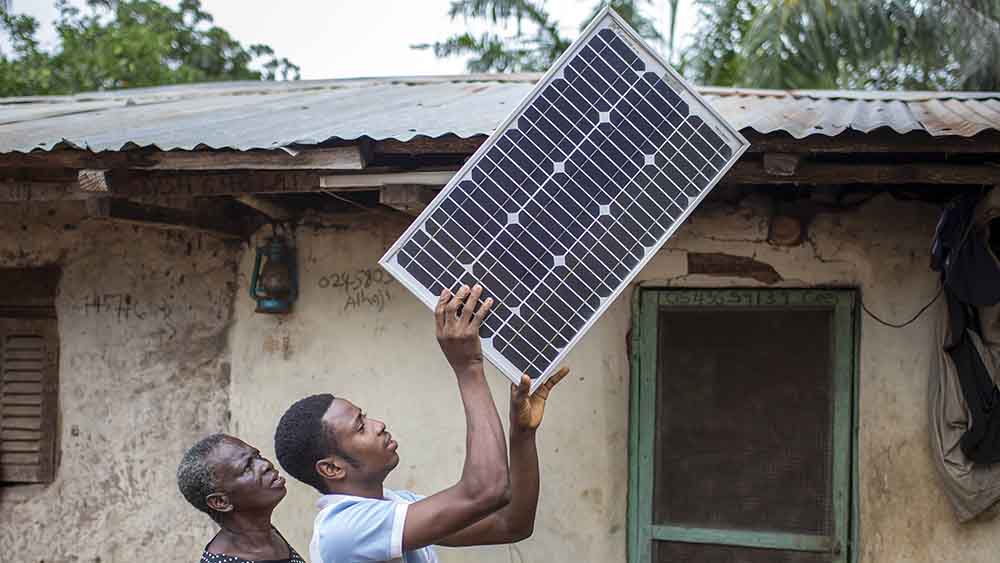 Ein afrikanischer Bauer im Kongo installiert eine Solaranlage