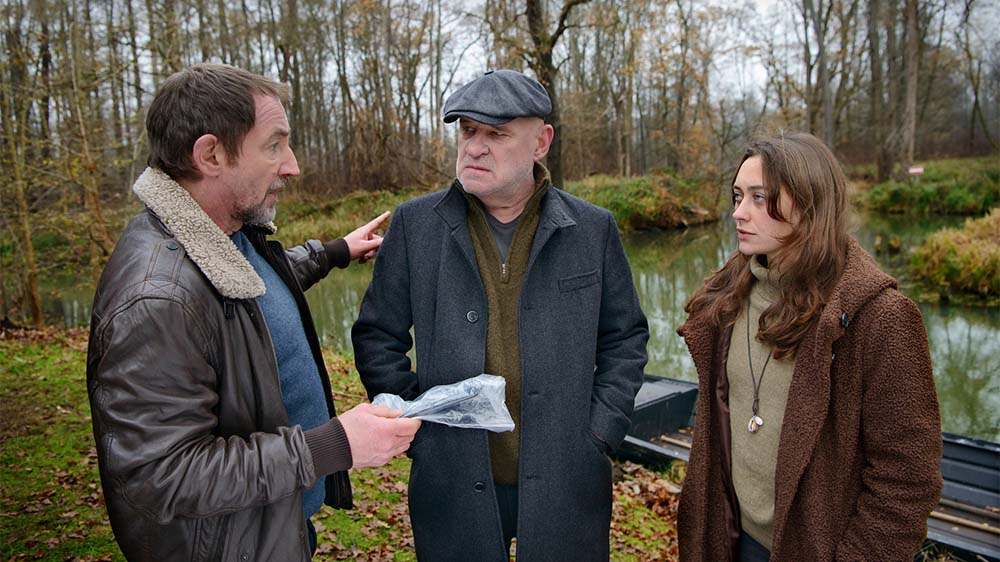 Kriminalrat a.D. Krüger (Christian Redl) und Hauptkommissar Fichte (Thorsten Merten, l.) ermitteln nun gemeinsam und helfen Fina Jurisch (Mercedes Müller) dabei, ihre Erinnerung an den Tatabend wiederherzustellen