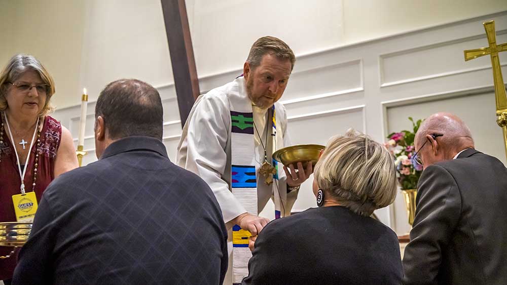 Pastor Mike Weaver teilt in seiner Gemeinde das Abendmahl aus