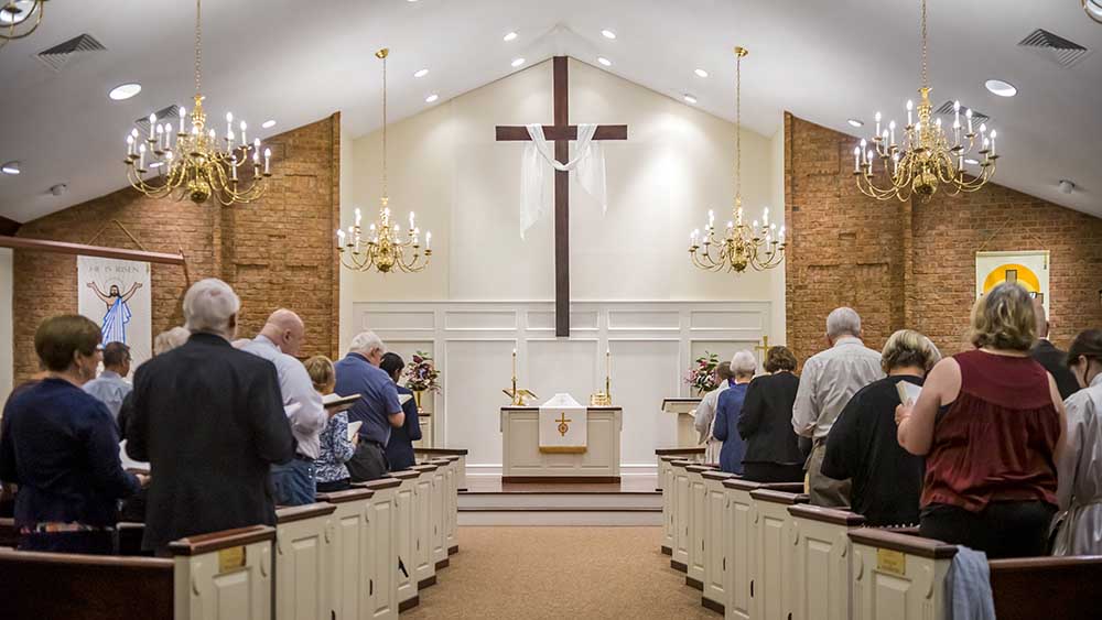 Jeden Sonntag feiert St. Luke Gottesdienst in einer voll besetzten Kirche