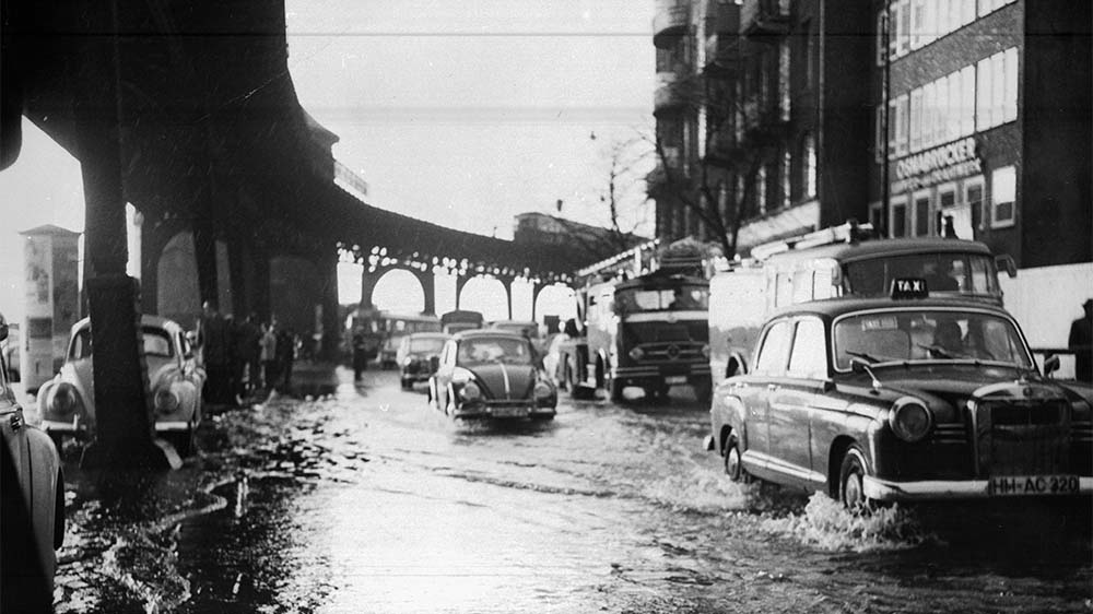 Durch die Sturmflut überflutete Straße am 18.02.1962 in der Hamburger Innenstadt