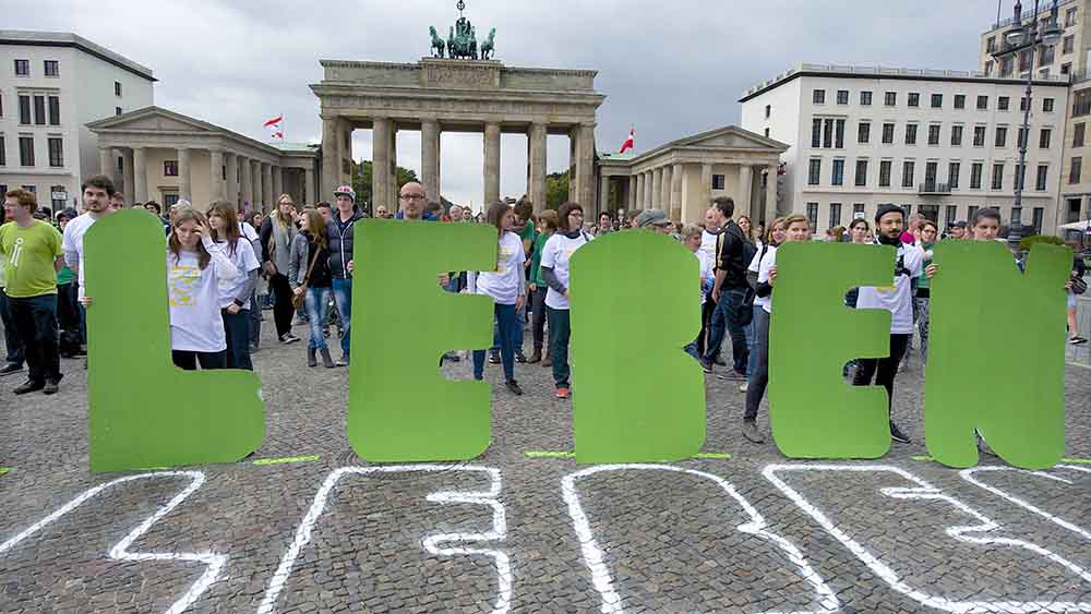 Am Suizidpräventionstag demonstrieren diese Berliner vor dem Brandenburger Tor am 10. September 2014 (Archiv)