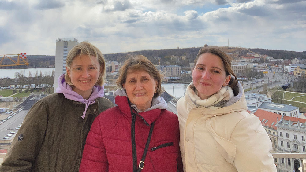 Tetjana (64), Halyna (38) und Vira (27) Pavlenok aus Potsdam 