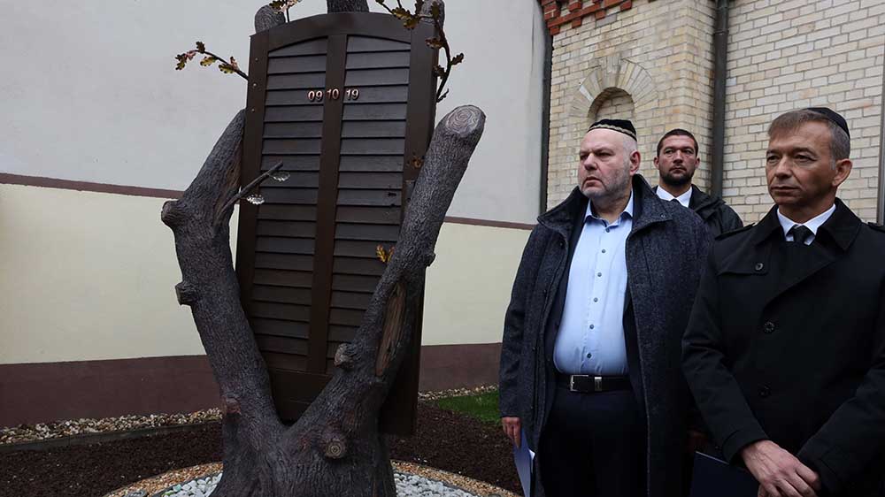 Diese Tür hielt dem Attentäter von Halle stand (Archiv)