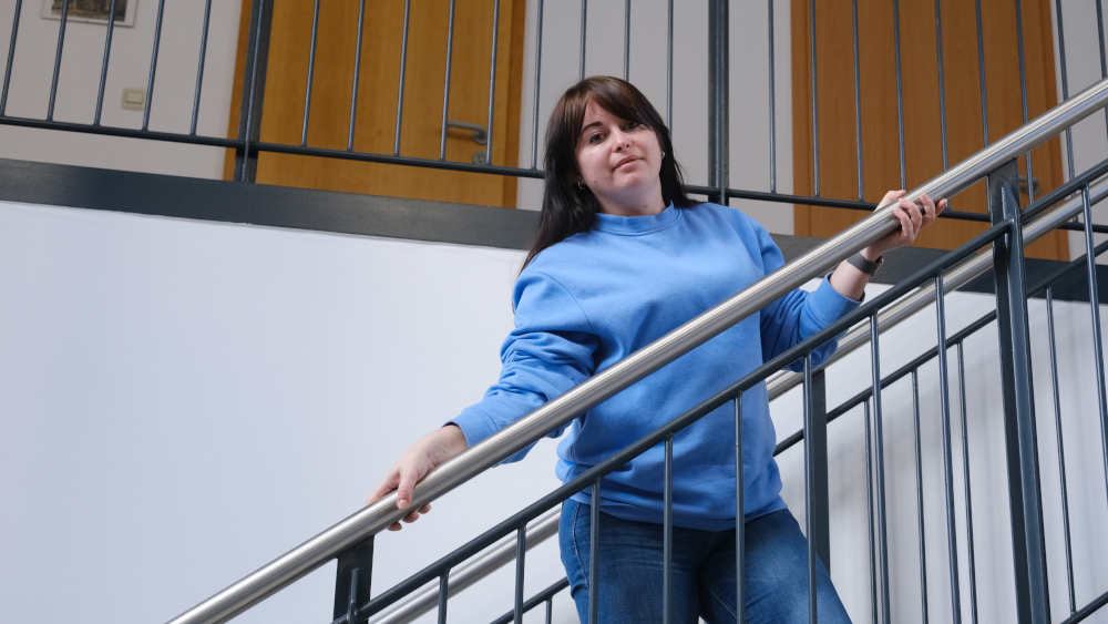 Ilona Yefimova, geflüchtete Ukrainerin, im Treppenhaus des Migrationszentrums "Hope" der Diakonie Hannover
