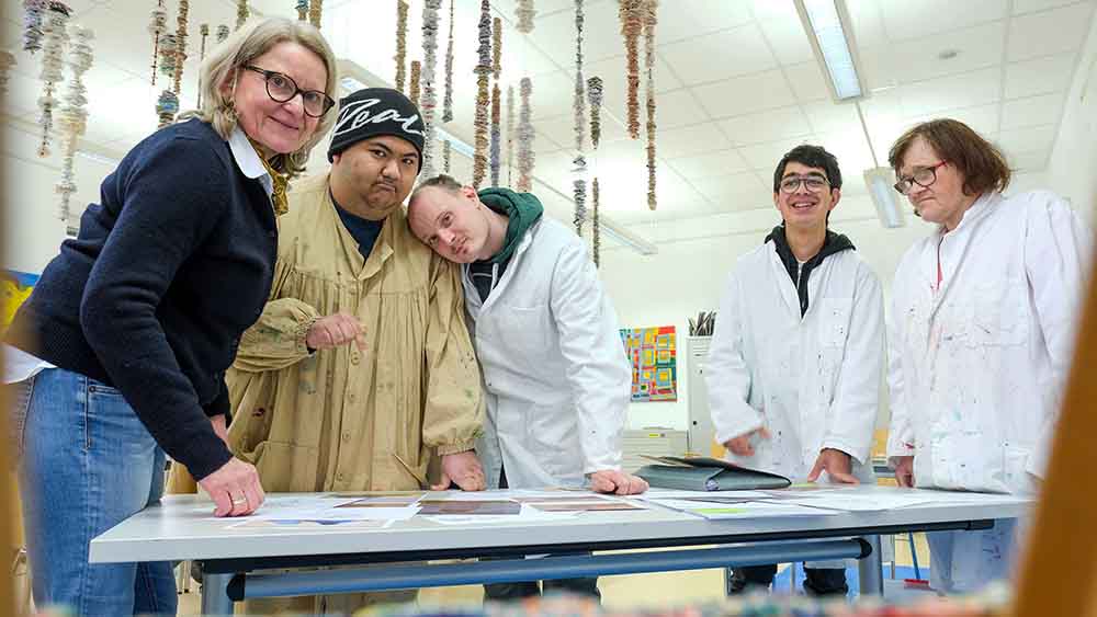 Image - Künstler mit geistiger Behinderung malen Bilder für Kreuzweg