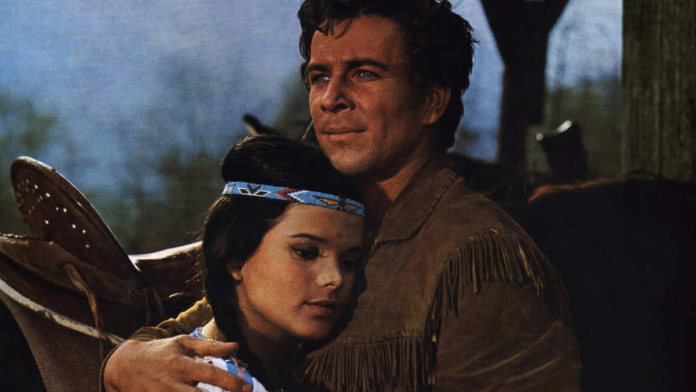 Ihre erste große Rolle hatte Uschi Glas an der Seite von Pierre Brice, Lex Barker und Götz George als Apanatschi im Film „Winnetou und das Halbblut Apanatschi“ (1966).