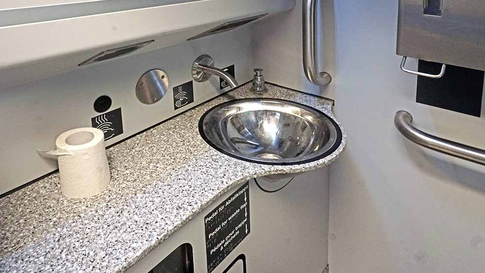 Auch in modernen Zügen sind die Waschbecken der Zugtoiletten keine Komfortzone