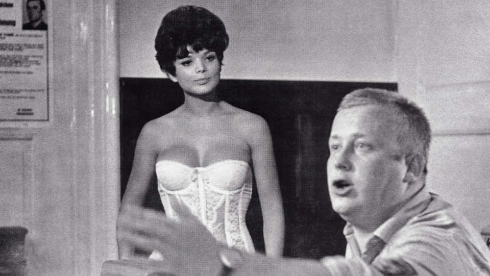 Mit ihrer Striptease-Einlage hat sie ihrem Freund zur Flucht verholfen. Szene aus dem Film „Zur Sache, Schätzchen“ (1968) mit Uschi Glas