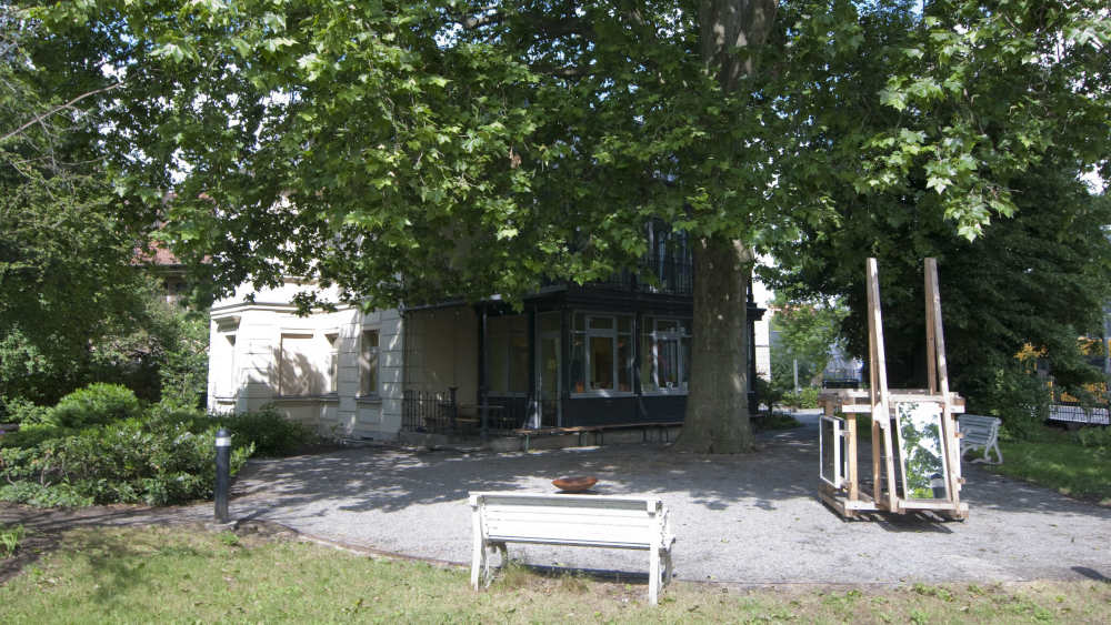 In der früheren Villa Augustin seines Onkels, in der er als Kind ein und aus ging, befindet sich heute das Erich-Kästner-Museum Dresden