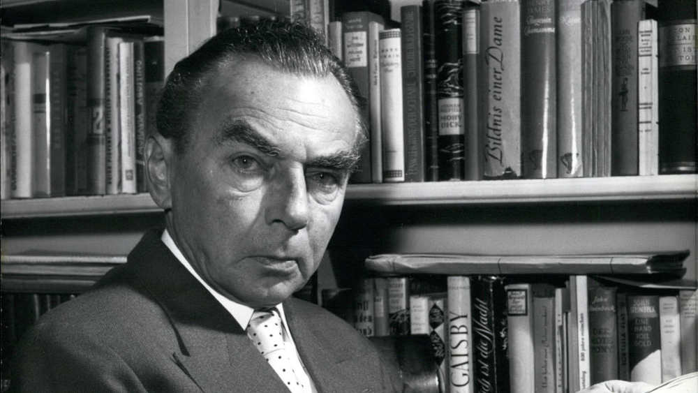 Mit Klassikern wie „Emil und die Detektive“, „Das doppelte Lottchen“ und „Der 35. Mai“ schrieb sich Erich Kästner (1899-1974) weltweit in die Herzen von Millionen Mädchen und Jungen