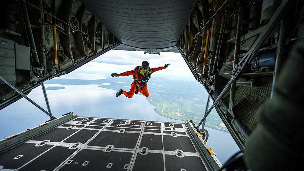 Aus einem Flugzeug zu springen, erfordert Mut. Ohne Training und die richtige Vorbereitung ist es allerdings kein Mut, sondern eine Dummheit oder Draufgängertum