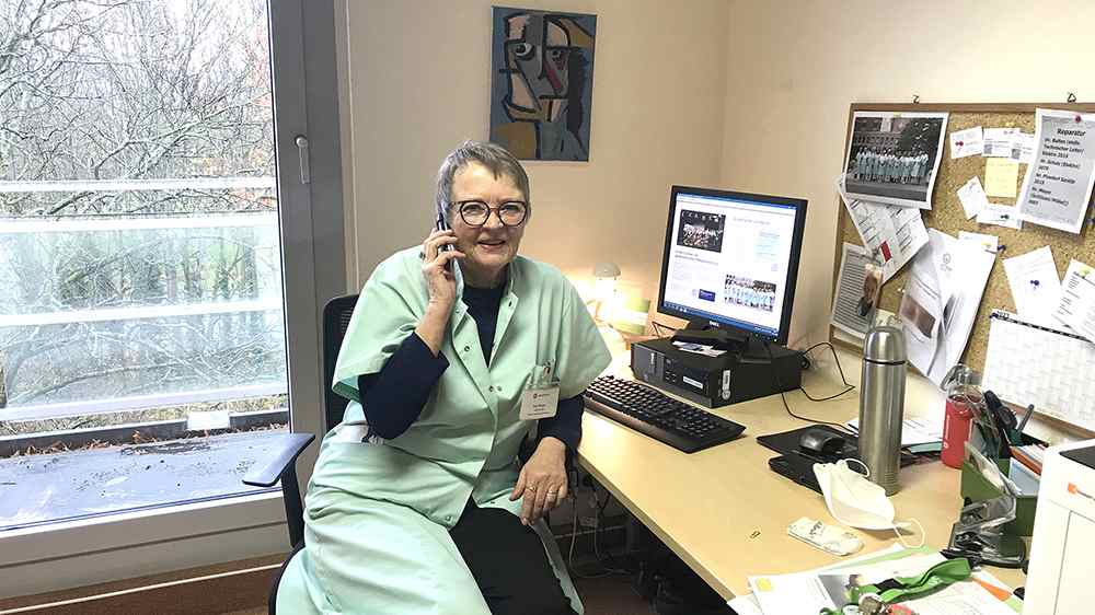 Grüne Damen und Herren helfen auf vielfältige Weise im Krankenhaus, sagt Inge Berger. Manchmal rufen sie auch Angehörige an, wenn die Patientinnen oder Patienten das selbst nicht mehr schaffen