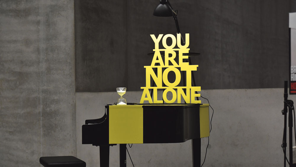 "You are not alone" Aktion mit Igor Levit