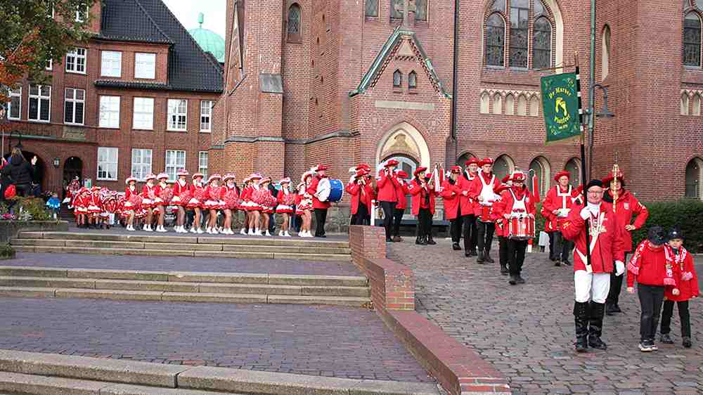 Die Karnevalsgesellschaft zieht am Rosenmontag durch den Ort, so wie hier 2023