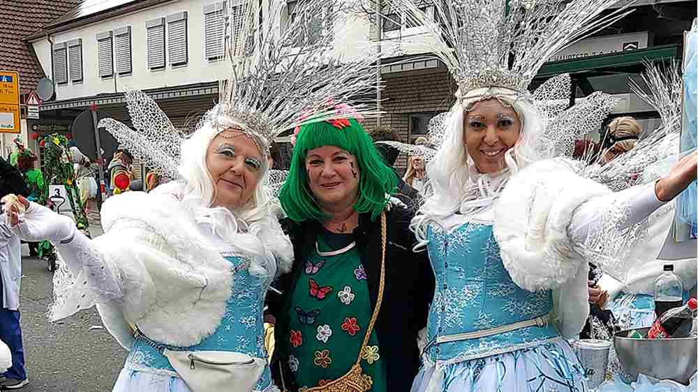 Karneval feiern macht diese graue Zeit bunt, sagt Ursula Steiner (Mitte)