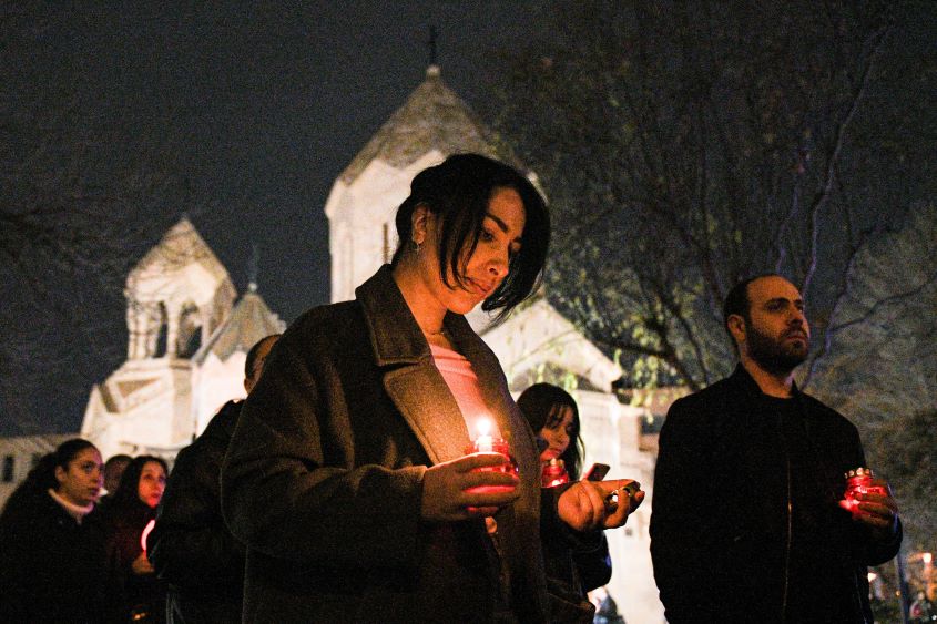 Gläubige vor der St. Anna-Kirche in Jerewan am 5. Januar 2024