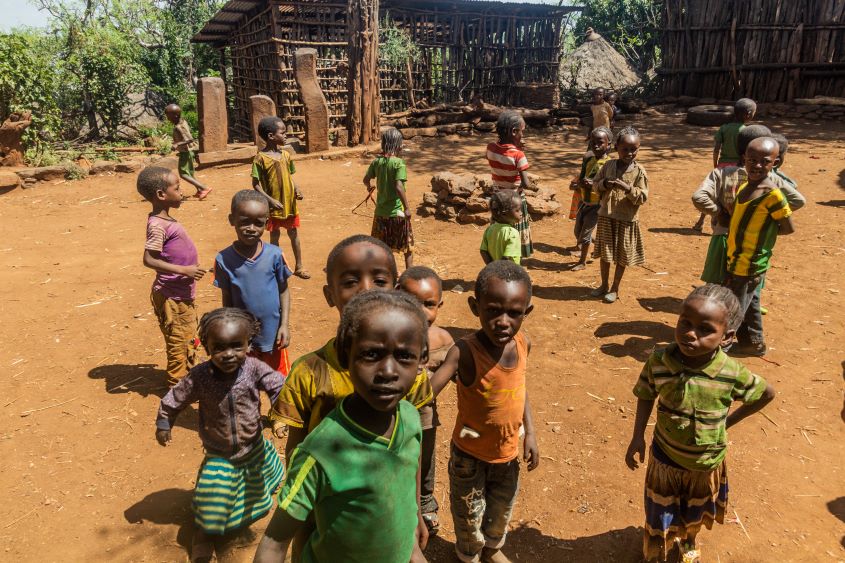 Äthiopische Kinder in eiem Dorf