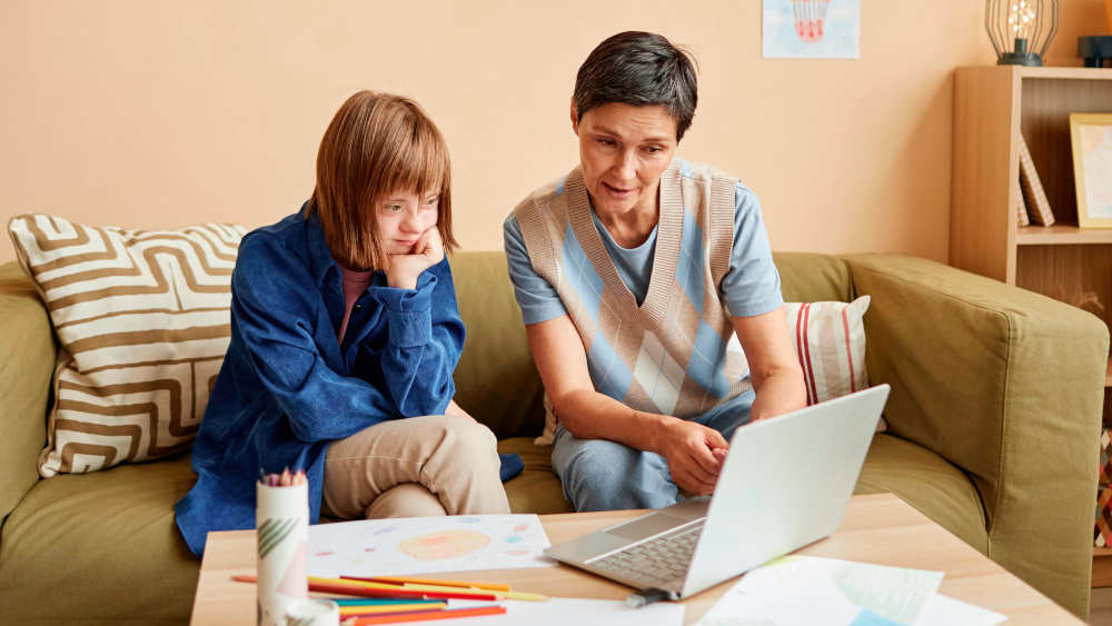 Menschen mit Behinderung stehen im Alltag nach wie vor oft vor Hürden, zum Beispiel beim Online-Shopping