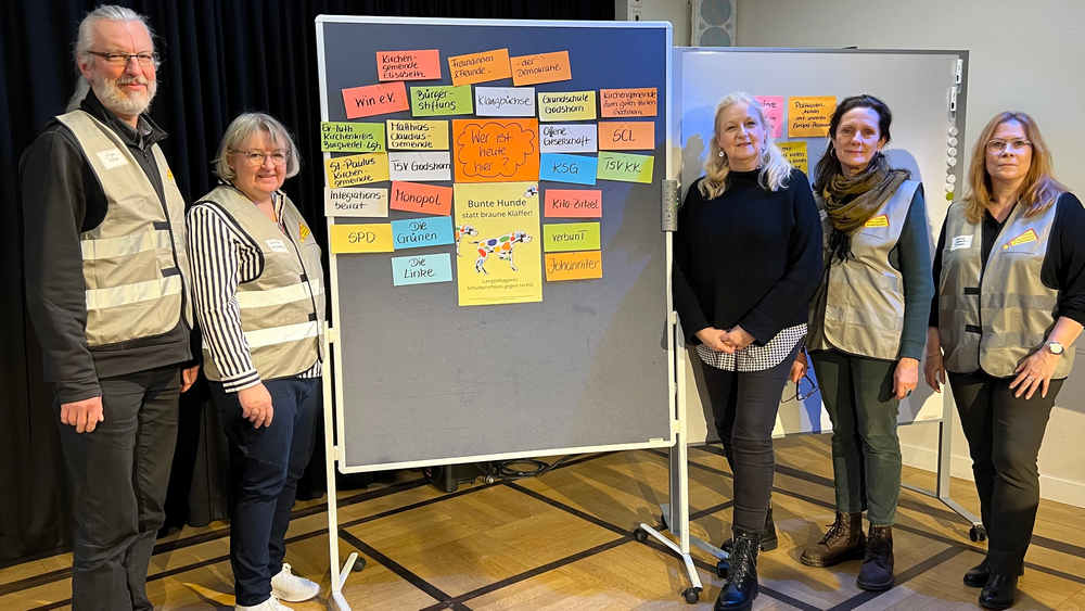 Mit Warnwesten und Pinnwand organisieren Beteiligte der Initiative „Bunte Hunde statt braune Kläffer“ in Hannover_Langenhagen ihren Protest.