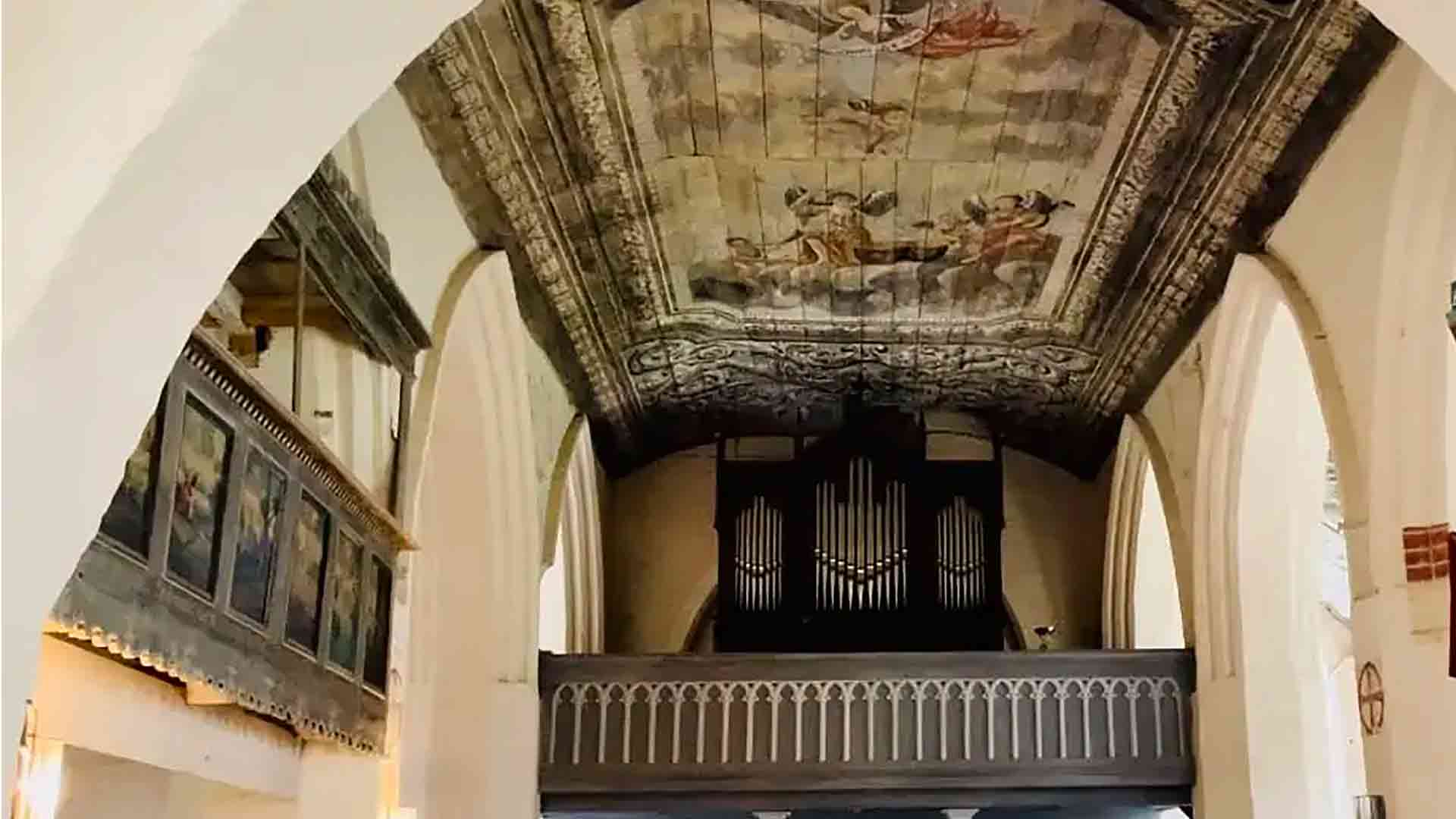 Die Orgel in Groß Bisdorf bei Greifswald hat es Ann-Helena Schlüter angetan.