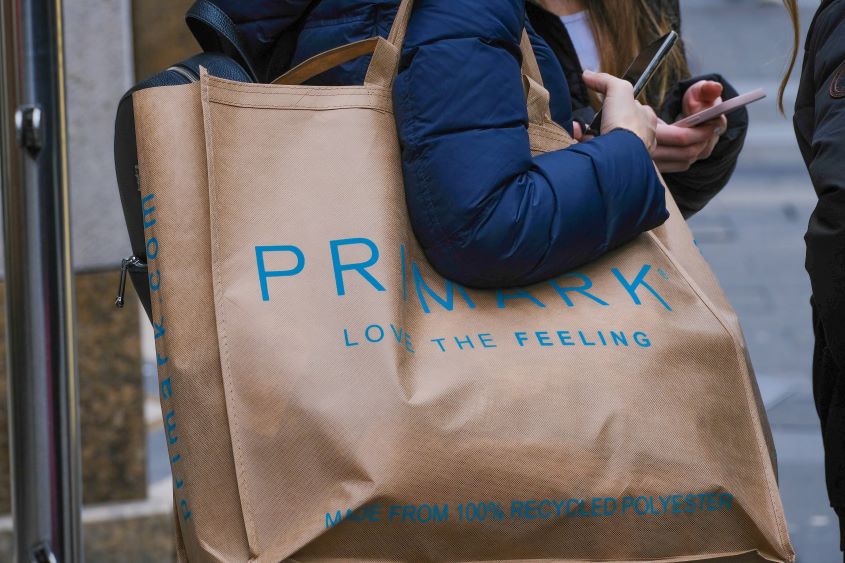 Läden wie Primark machen Expertinnen und Experten Sorgen, was Menschenrechte und Umweltschutz angeht