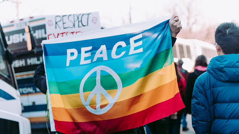 Auf Demonstrationen sieht man die Regenbogenfahne als Friedenssymbol - und in der Kita in Lippstadt
