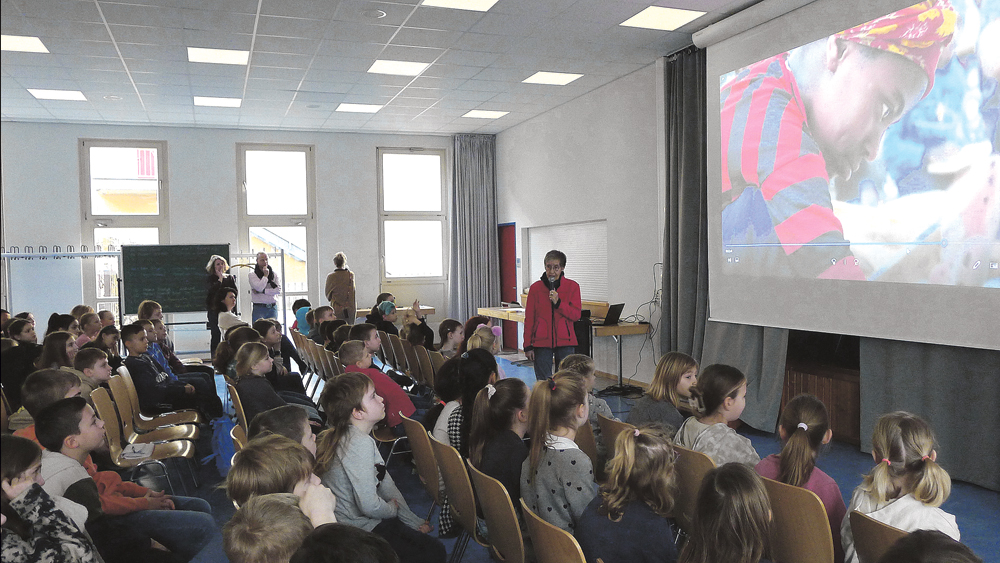 Schülerinnen und Schüler bei Info-Veranstaltung "Hilfswaise e.V."