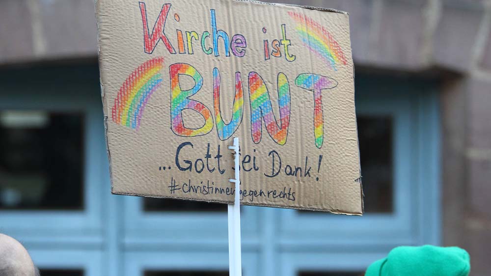 Kirche und AfD passen nicht zusammen, ist sich auch hier die Teilnehmerin einer Demo sicher