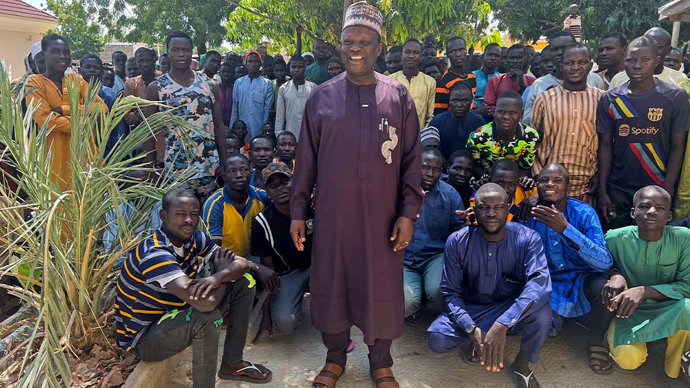 Der ehemalige Brigadegeneral Abdullahi Ishaq (Foto Mitte) ist der "Kopf" hinter dem Aussteigerprogramm des Bundesstaates Borno in Nigeria