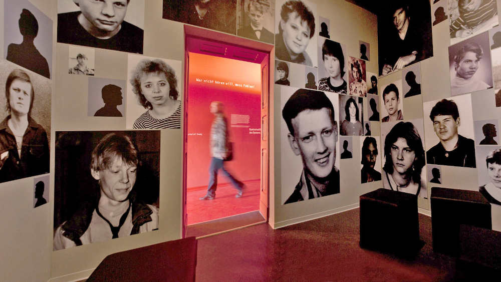 Porträts der Jugendlichen im Ausstellungsraum in der Gedenkstätte Torgau (Foto vom 07.11.2009)