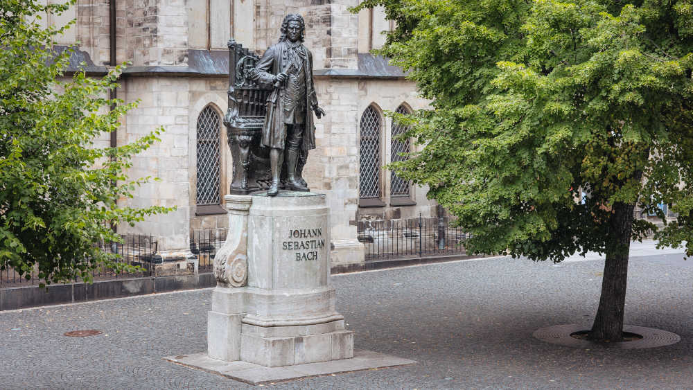 Das Bachdenkmal zu Ehren des Komponisten auf dem Thomaskirchhof in Leipzig