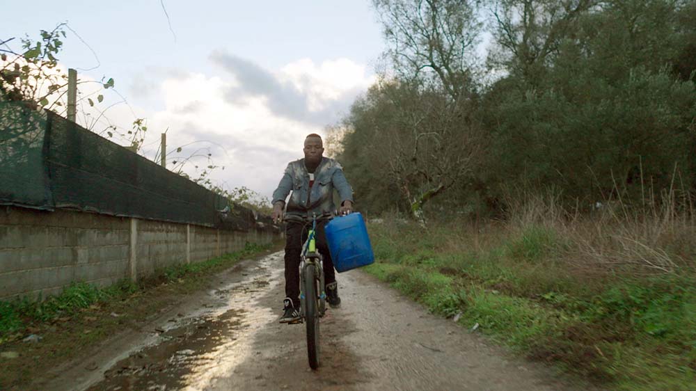 Seydou aus Mali lebt in Italien in einer Hüttensiedlung ohne Strom und Wasser