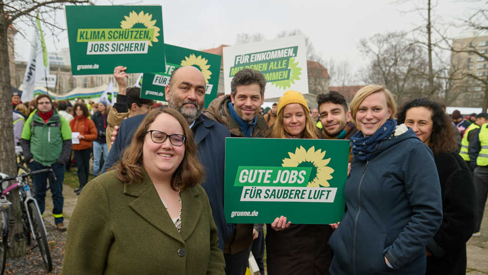 Die Parteivorsitzenden von Bündnis 90/Die Grünen Ricarda Lang (1.vl.) und Omid Nouripour (2.vl.) auf der Demo in Berlin