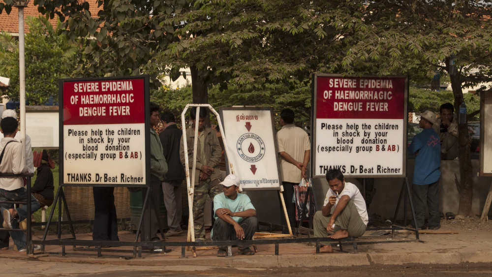 Vor allem in Asien und Lateinamerika gebe es immer häufigere Ausbrüche der Krankheit: Schilder warnen vor dem Ausbruch des hämorrhagischen Dengue-Fiebers vor einem Kinderkrankenhaus in Kambodscha