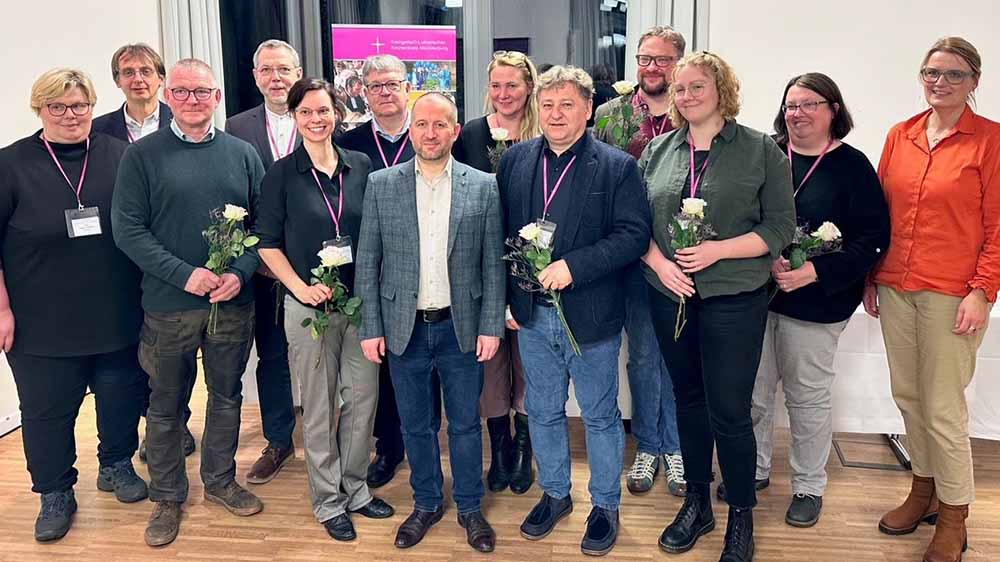 Der mecklenburgische Kirchenkreisrat V.l.n.r.: Pröpstin Sabine Schümann, Propst Marcus Antonioli, Frank Urbach, Christoph de Boor, Franziska Ehlert, Patrick Scott Dingle, Propst Dirk Fey, Kathrin-Susanne Bartel, Thomas Balzer, Jonas Görlich, Lena Saß, Marion Wulf, Pröpstin Britta Carstensen.