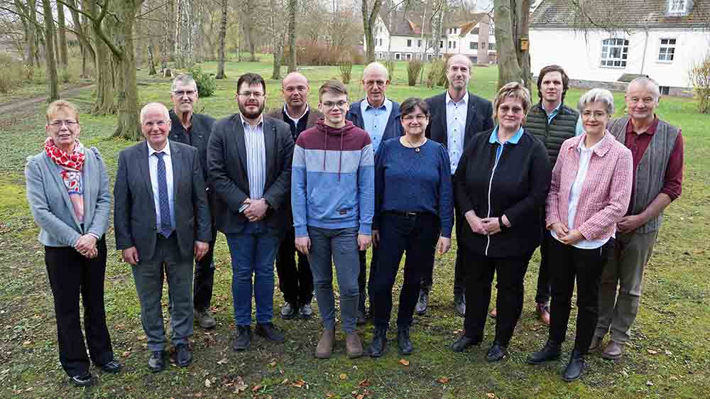 Der pommersche Kirchenkreisrat (v.l.n.r.):  Dorothea ter Veen, Propst Gerd Panknin, Bernd Klänhammer, Lars Fischer, Propst Philipp Staack, Paul Witt, Reinhard Kurowski, Angelika Beyer, Propst Tobias Sarx, Iris Heidschmidt, Pastor Christian Bauer, Sylvia Giesecke und Gerd Albrecht.