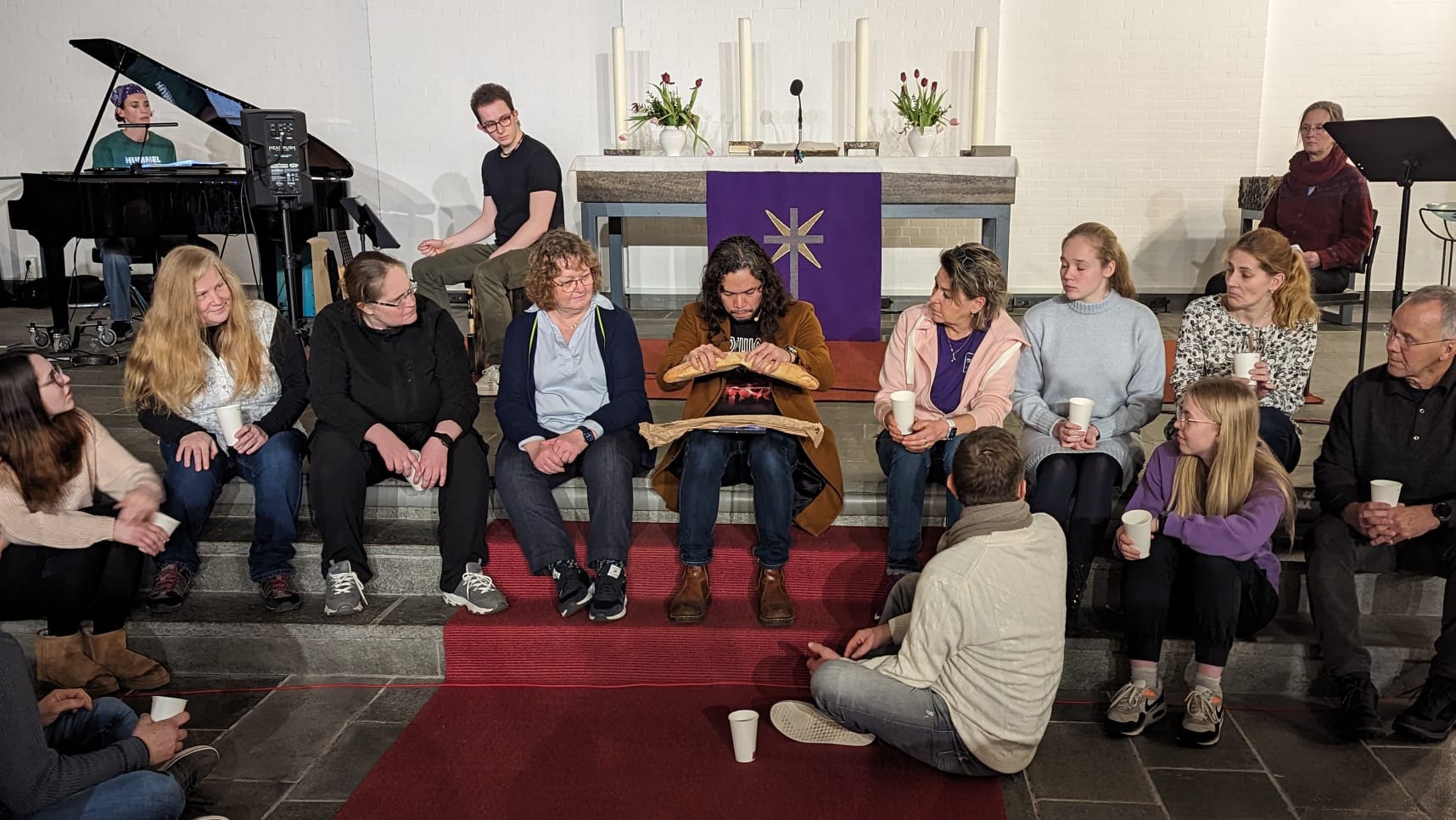 Das Brot bricht Jesus auch schon während der Proben für "Die Passion"