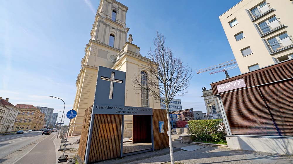 Ein ehemaliger Informationspavillon mit Kreuzform vor der neuen Garnisonkirche in der brandenburgischen Landeshauptstadt Potsdam