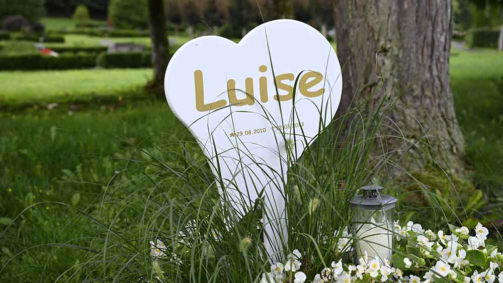 Am Grab von Luise steht ein schlichtes weißes Herz