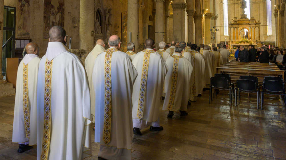 Priester in feierlichen Gewändern ziehen in die Kathedrale di San Cerbone zur Messe am Gründonnerstag ein (Archivbild)