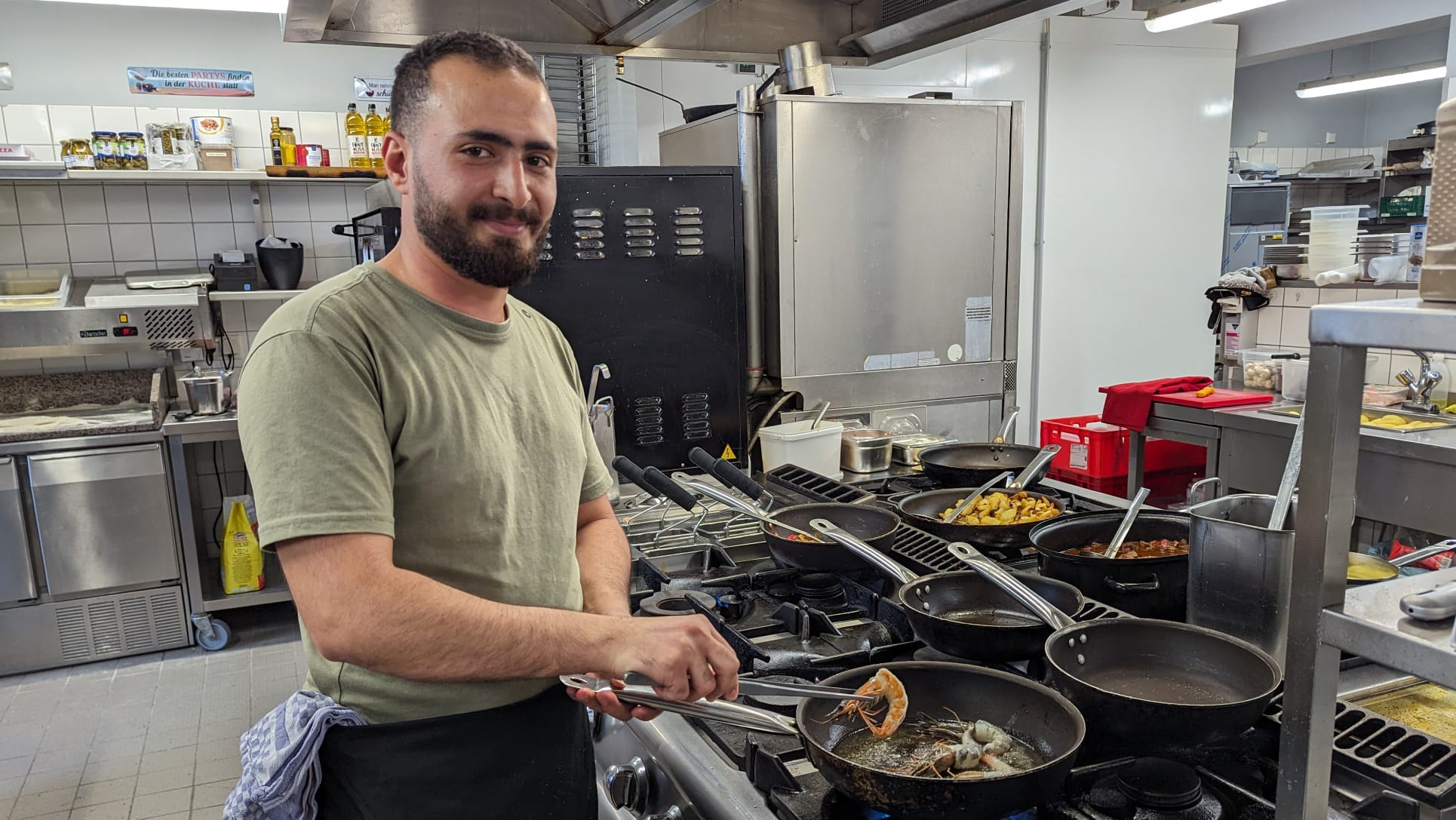 Al-Huthaifa fühlt sich in der Restaurantküche wohl.