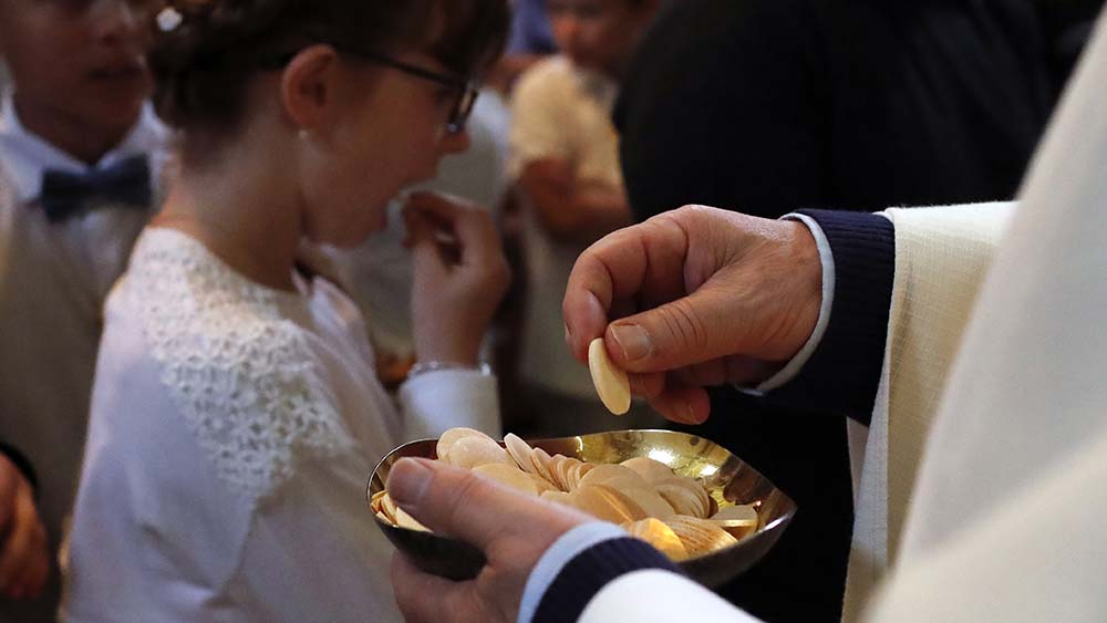 Bei der Erstkommunion empfangen die Kinder zum ersten Mal eine Hostie