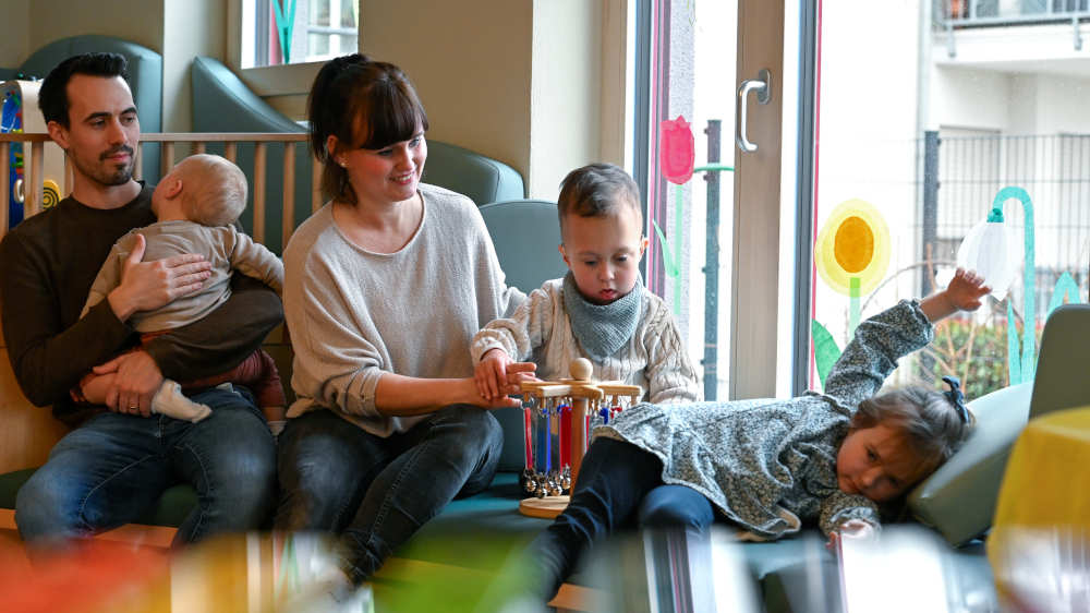 Eltern mit ihren Kindern im Kinderhospiz Bärenherz in Wiesbaden 