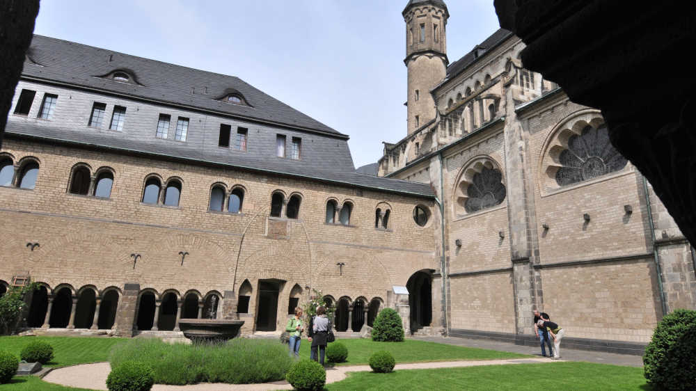 Der idyllische Kreuzgang der Bonner Hauptkirche
