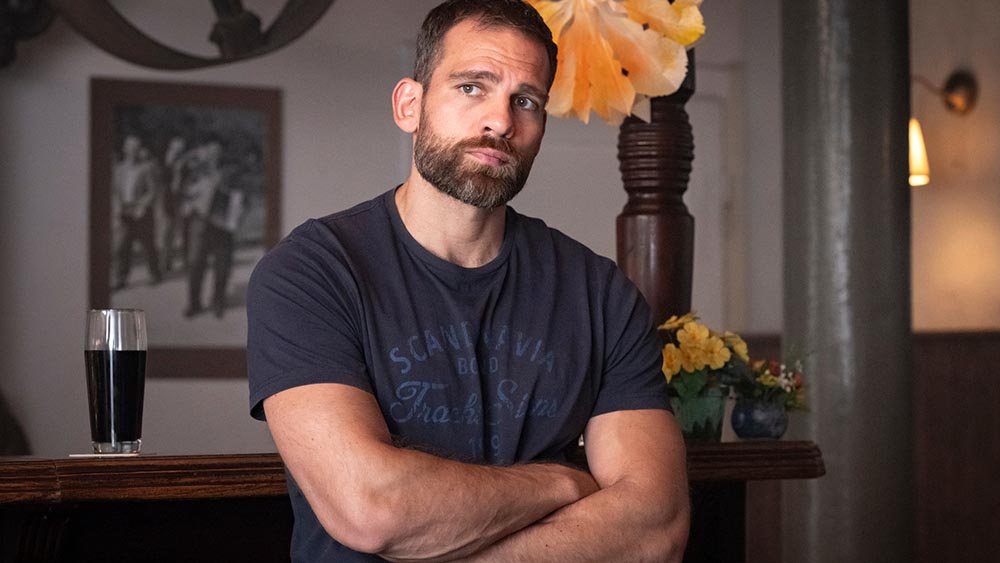 Förster Urs (Moritz Otto) beäugt die Anwältin aus Berlin skeptisch