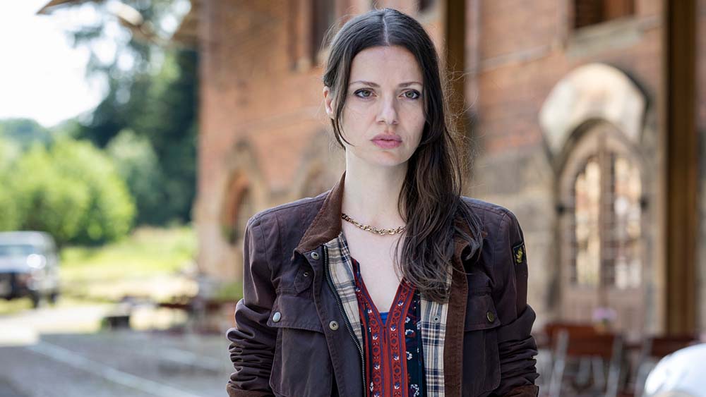 Die Berliner Rechtsanwältin Mai Gardner (Julia Hartmann) zieht um ins Vogtland