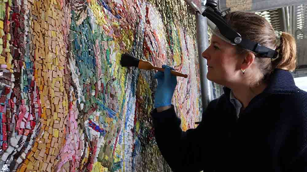  Anja Brigitta Haase restauriert das Mosaik in der Hamburger Hauptkirche St. Nikolai